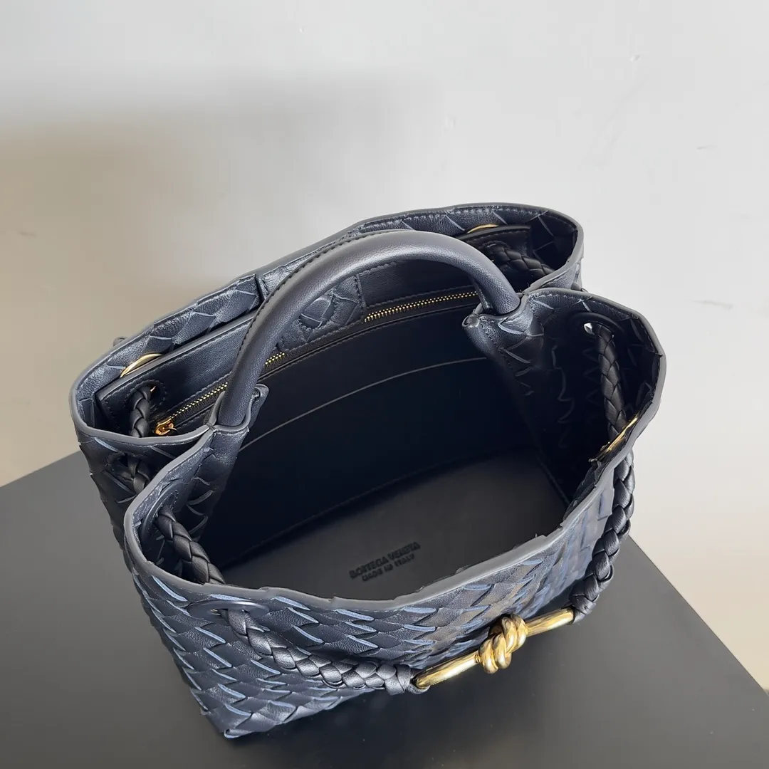 The 2023 new Andiamo batch of 1860 BV has been shipped‼ ️Really popular🔥The new Andiamo woven handbag launched by Bottega Veneta this season is really popular all over the world! ! Celebrities at home and abroad have worn it, and Oscar-winning actress Michelle Yeoh has taken it out on the street. Song Jia, Trai Yara, Yu Feihong, Sanji Ayaka, Rosie Hunting-Whiteley, Yoshioka Riho, etc. have all picked up this bag. It is classic and versatile, showing off its temperament, and the bag capacity is also large, which is very convenient for daily commuting! ! A variety of carrying methods, the shoulder straps can be adjusted by yourself, the original lambskin feels soft and delicate, and the neutral style is made to break gender boundaries and bring a more practical and longer-lasting use experience. Andiamo, which has both elegant and casual styles, perfectly interprets the true appearance of "fashionable old money style". Style number: 743568 Size: 25*22*10.5cm